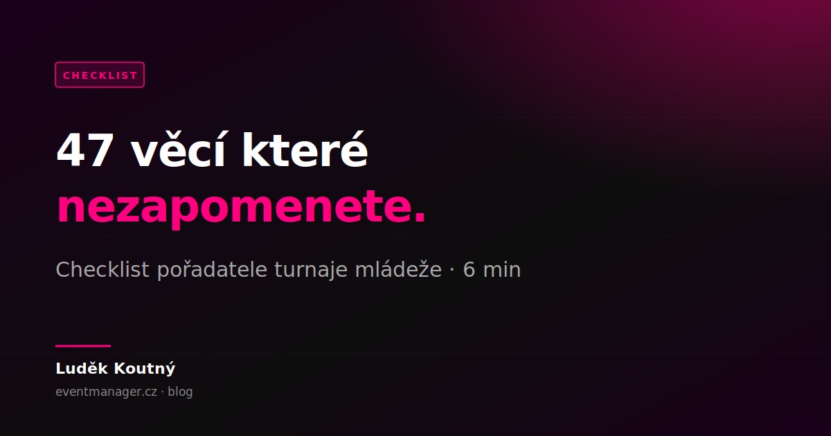 Pořadatel s checklistem na clipboardu před halou